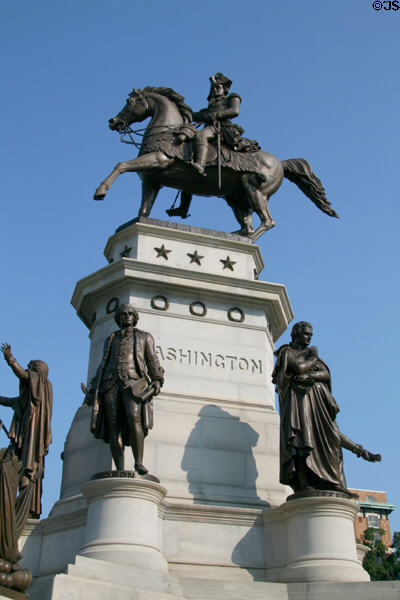 Equestrian statue of George Washington ringed by statues of Virginians who played role in founding American government at Virginia State Capitol. Richmond, VA.