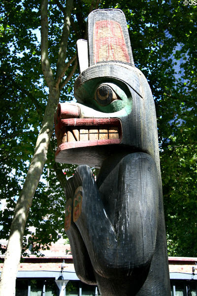 Bear totem pole (1980s) by Duane Pasco in Occidental Park. Seattle, WA.