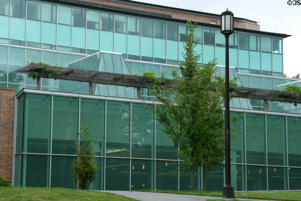 William H. Gates Law School (2003) at University of Washington. Seattle, WA. Architect: Kohn Pederson Fox Assoc. + Mahlum Architects.