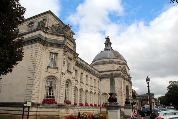 Cardiff City Hall (1906) constructed of Portland stone & built about the same time as Cardiff received its city charter (1905). Cardiff, Wales. Style: Edwardian Baroque. Architect: Lanchester, Stewart & Rickards.