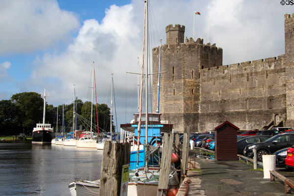 Polygonal tower topped by Welsh flag at Caernarfon Castle. Caernarfon, Wales.