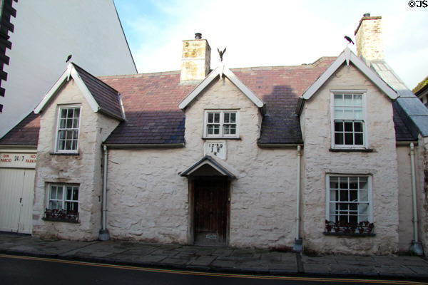 Black Lion Inn (mid 15thC) on Castle St with jackdaws - traditional name for people born within Conwy's walls - on the gables. Conwy, Wales.