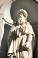 Statue of Leonardo da Vinci in exterior niche of Uffizi Gallery. Florence, Italy.
