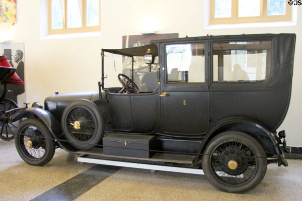 Winton Landaulet Limousine (1923), made by Winton Motor Carriage Co. in Cleveland Ohio so named because many of the elements in this motor vehicle were designed to resemble a Landau carriage. Het Loo, Netherlands.